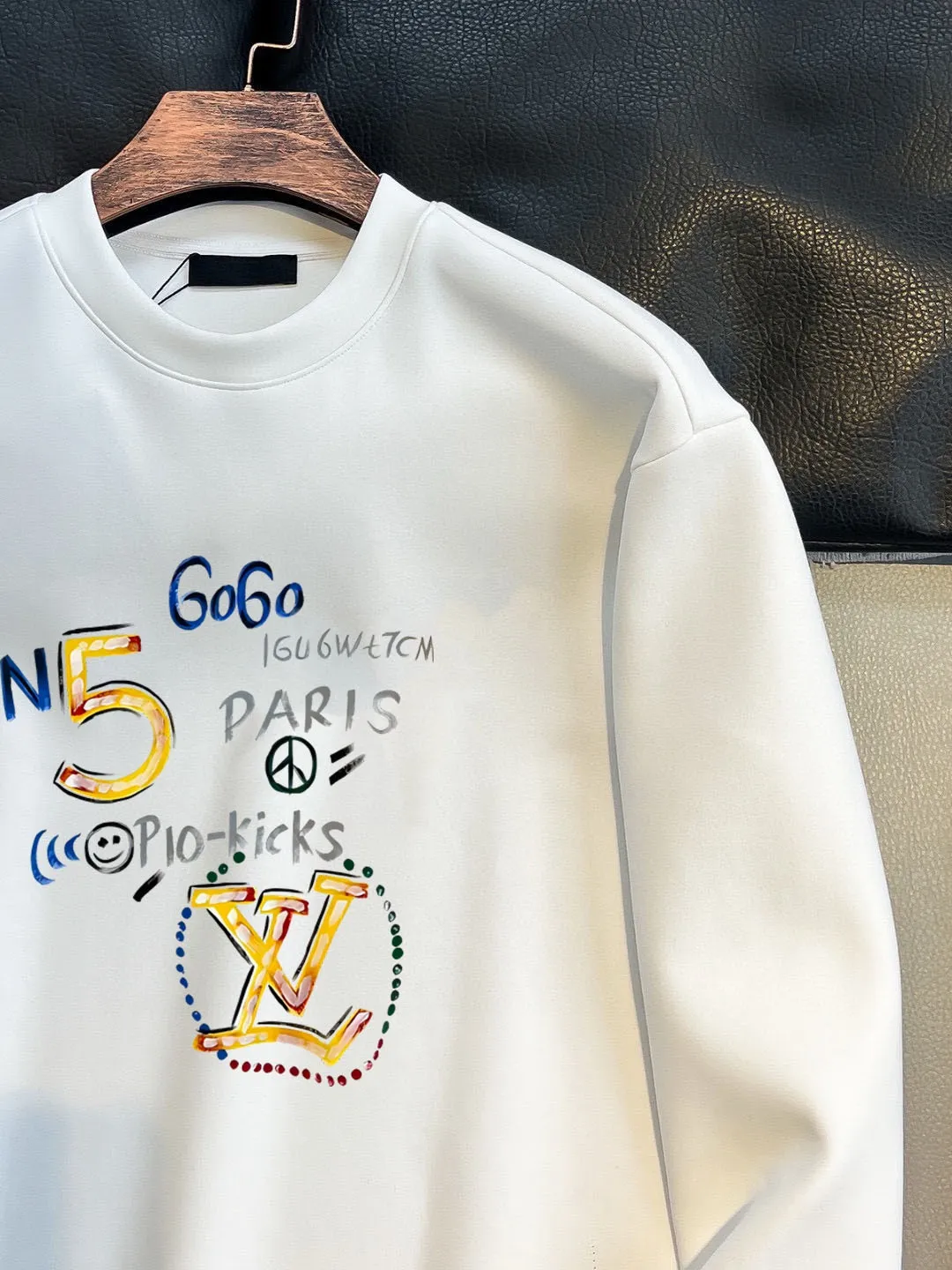 🅿️220 brand [LV Louis Vuitton] (good news for fat people) 2025ss autumn latest long-sleeved round-neck sweatshirt, on sale simultaneously on the official website. Refreshing and breathable. Made of top Tencel Roman. Comfortable and soft. 3D three-dimensional clarity. Super fashion sense. Great for gifting and keeping for yourself. Size: M-5XL (can wear up to 220 pounds)